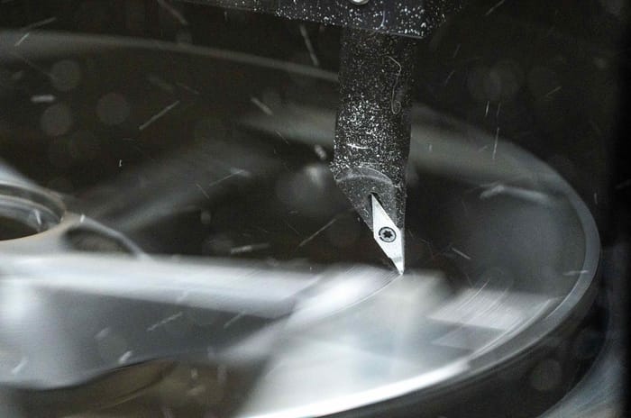 Hyundai Venue 16-inch alloy wheel refurbshing cutting