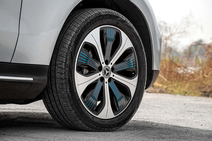 Mercedes-Benz EQC vs W124: Hello Grandpa