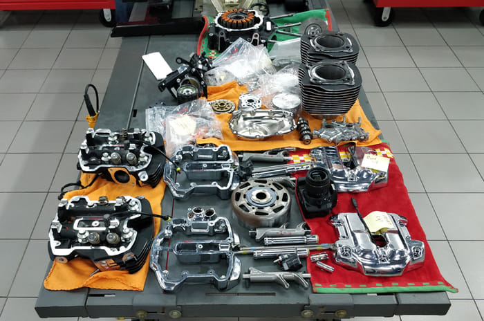 Disassembling and reassembling the Harley-Davidson Milwaukee-Eight engine