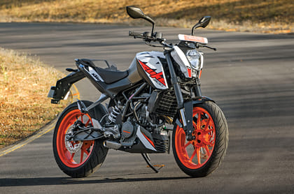 Choosing between the KTM Duke 200 and Pulsar RS200