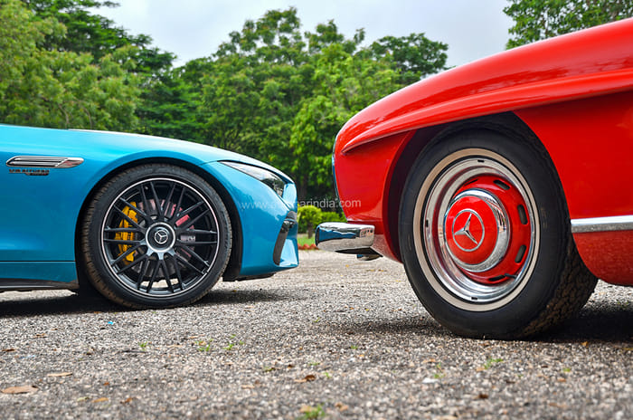 Date with an icon: Mercedes-AMG SL 55 meets Mercedes-Benz 300 SL