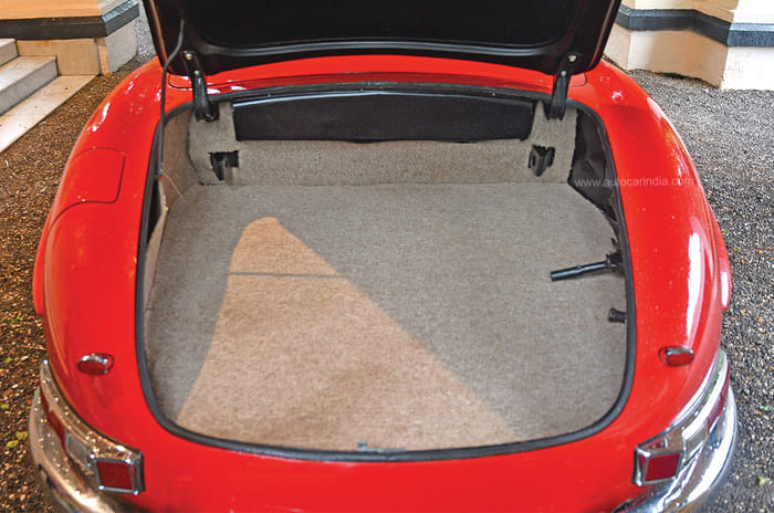 Date with an icon: Mercedes-AMG SL 55 meets Mercedes-Benz 300 SL