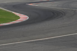 A distinct racing line appears at the end of the day with the circuit being rubbered-in through the day.