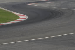 A distinct racing line appears at the end of the day with the circuit being rubbered-in through the day.