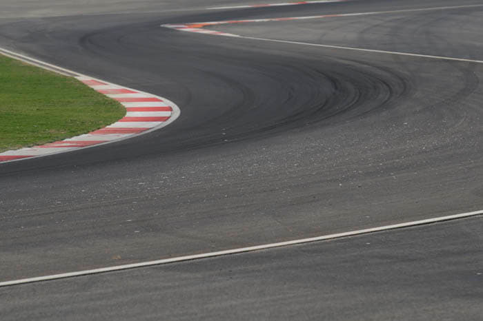 A distinct racing line appears at the end of the day with the circuit being rubbered-in through the day.