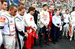 Drivers and Formula 1 personnel observed a minute’s silence in honour of Dan Wheldon and Marco Simoncelli.