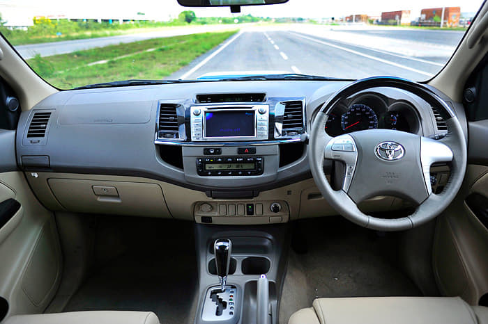 2011 Toyota Fortuner 2WD automatic image gallery