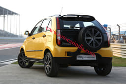 Unlike most SUVs, the Vista D90 Xtreme’s spare is mounted on a swingarm that is hinged to the rear bumper beneath the hatch.
