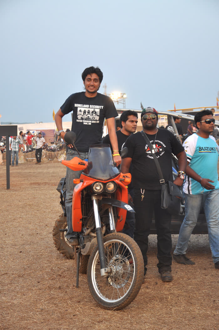 What better way to get a good view than use one's bike for leverage? 