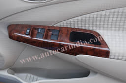 The power window switches now get wood surrounds. 