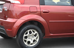 Special 'champagne alloys' on the top-end Vibe. The 70 profile tyres improve ride.