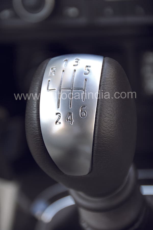 The new Renault Koleos is also available with a six-speed manual gearbox. 