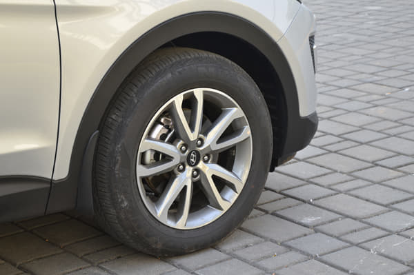 The softly sprung Santa Fe deals well with broken roads though it tends to bounce and roll a fair bit when driven fast.