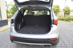Rear seats fold flat and additionally, the middle seats fold 40:20:40 to maximise luggage space available.