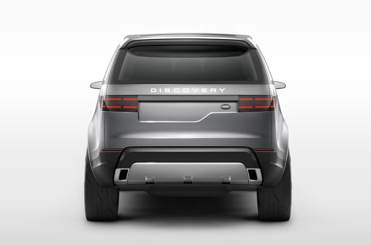 A single rear tailgate is fitted instead of the split tailgate found on the Discovery 4.