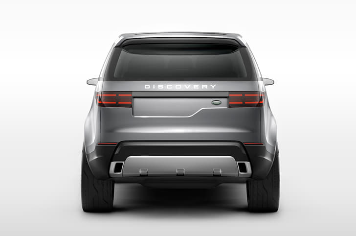 A single rear tailgate is fitted instead of the split tailgate found on the Discovery 4.