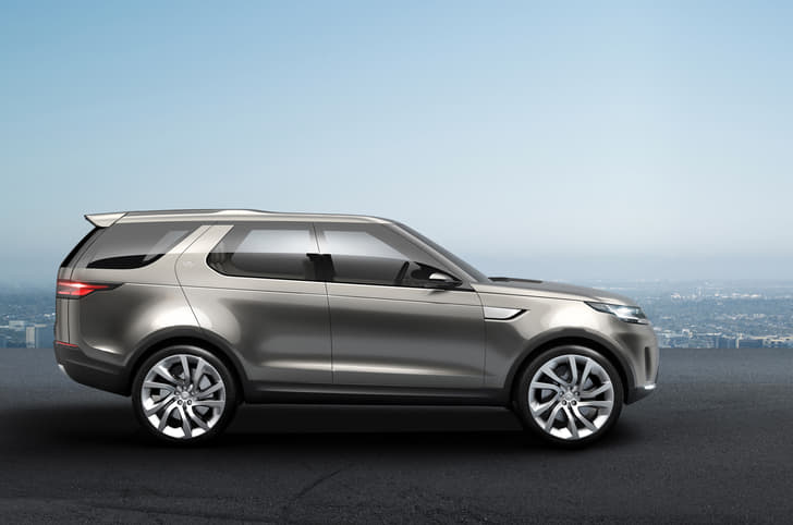 The concept's styling features Discovery hallmarks, including the stepped roof.