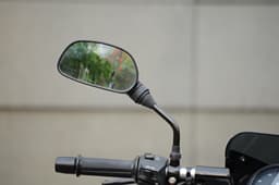  The broad rear view mirrors provide good visibility.