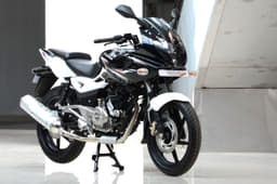 New Bajaj Pulsar 220 photo gallery