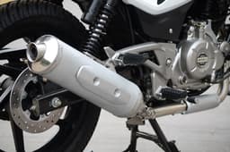 New Bajaj Pulsar 220 photo gallery