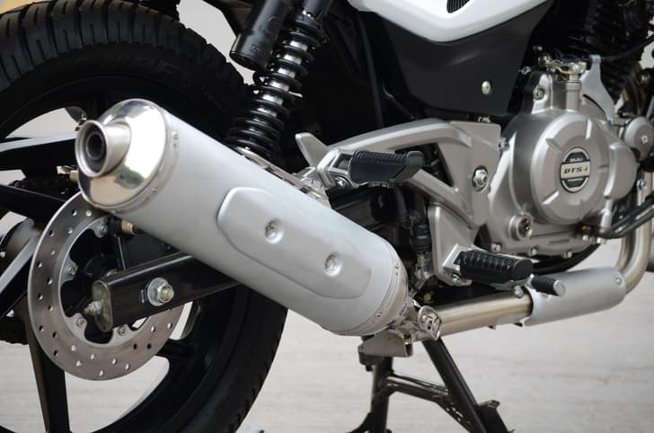 New Bajaj Pulsar 220 photo gallery