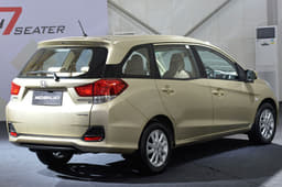 The wider base, wrap-around rear windscreen and ‘floating’ D pillar help hide the big rear overhang.