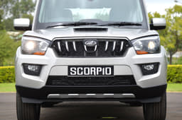 Front has revised bumper, aluminium-finished scuff plate and new prominent grille with blade-like chrome slats.