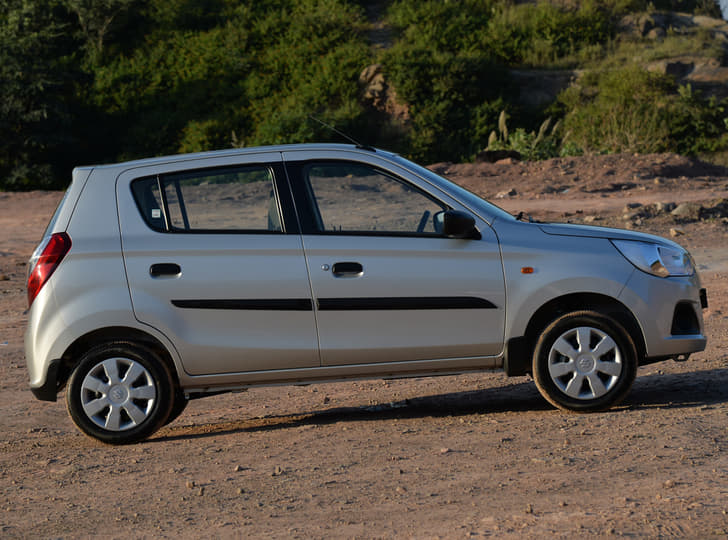 In profile, the larger wing mirrors and the extended character line diffrentiate it from the Alto 800.