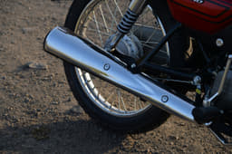 Long chromed silencer adds to the Splendor’s classic look.