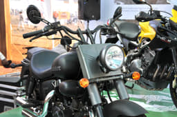 A single headlight is seen here, brake and clutch levers are powder coated in black. 