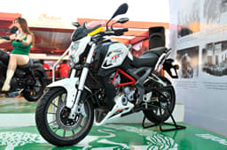 The Benelli TNT 25 looks similar to the Benelli TNT 300.