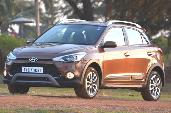The i20 active sports a new bumper with faux skid plate, matte grey cladding, big fog lamps, and a new grille with prominent horizontal slats.