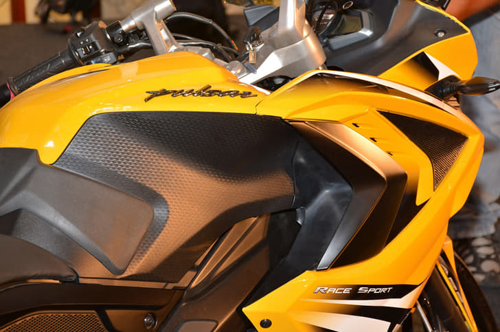 The Pulsar RS200 gets deep knee recesses. 