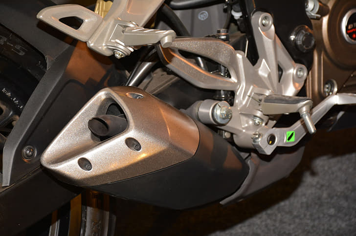 Stubby yet shapely muffler is finished in dual colour.