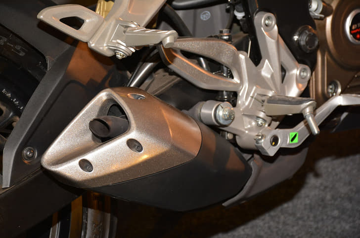 Stubby yet shapely muffler is finished in dual colour.