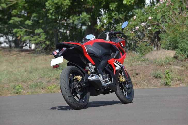 Bajaj Pulsar RS 200 review photo gallery