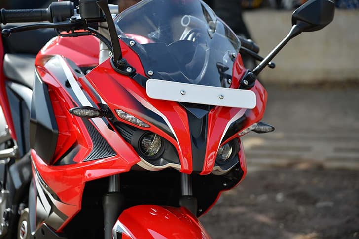 The small see-through visor is effective in deflecting wind at high speeds.