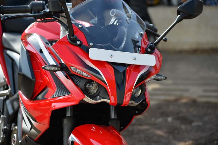 The small see-through visor is effective in deflecting wind at high speeds.