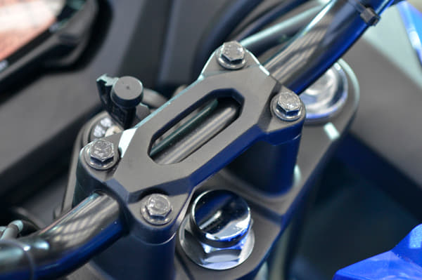 The single-piece clamp for the handlebar is new. However, Suzuki would have done well to set the handlebar lower for a more sporty riding position on the SF.