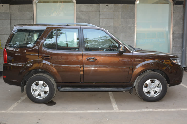 The 2015 Safari Storme retains the same design of its predecessor when viewed sideways, save for the new Varicor engine badge.