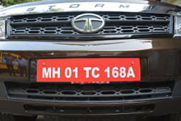 The 2015 Safari Strome gets honeycomb design elements on the grille and the chin.