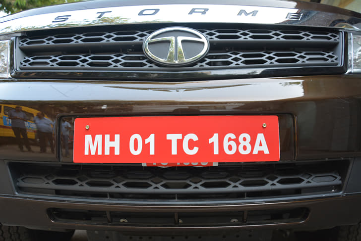 The 2015 Safari Strome gets honeycomb design elements on the grille and the chin.