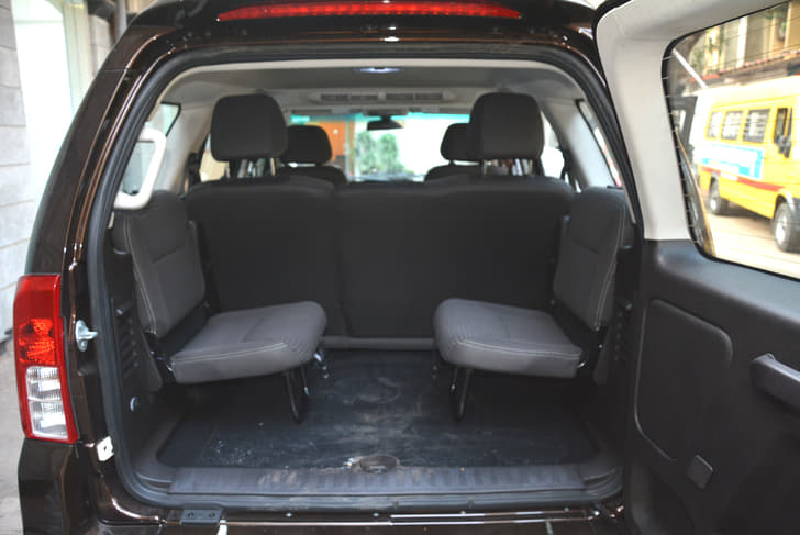 It retains the opposite facing jump seats like its predecessor. A forward facing third row is not available.