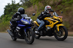 Both bikes have distinct-looking headlights — the Bajaj RS 200 has a futuristic design but benefits by twin projector lights up front, and the Yamaha’s YZF-R15 V2.0 has twin halogen lights. Bajaj’s lights do a far better job at illuminating the road at night. 