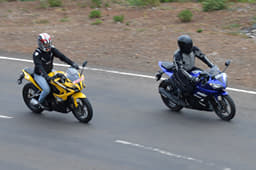 Bajaj’s RS 200 has a more upright riding posture, suitable for riding longer distances. The Yamaha rider is seated in a forward position, with an aggressive lean into the handlebar; even the foot-pegs are extended backward for a sporty ride.