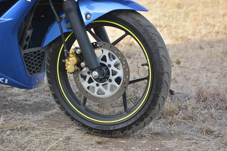 Suzuki provides a larger 266mm disc brake up front that has good initial bite. Both motorcycles do not come equipped with ABS braking.