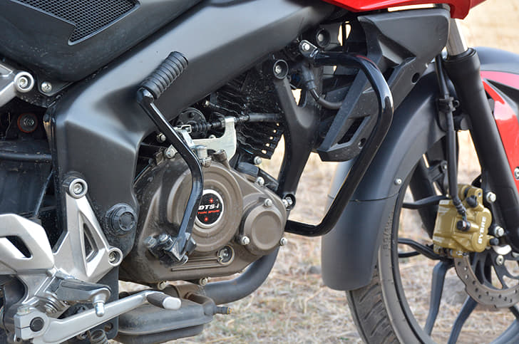 Bajaj’s AS 150 has a 149.5cc, air-cooled engine, to get a move on, one really needs to get the engine spinning, with power coming out at higher revs.
