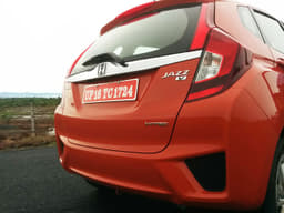 At the rear, the chrome strip divides mass well. The tailgate extends quite low on the bumper.