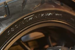 A 180/55ZR17M trye at the rear, from Dunlop was mounted on the CBR650F. Metzelers are also an option from the manufacturer.