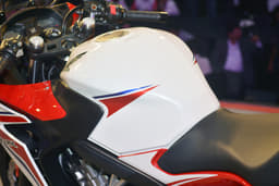 A large yet ergonomic fuel tank lets the rider feel comfortable astride the Honda CBR 650F.